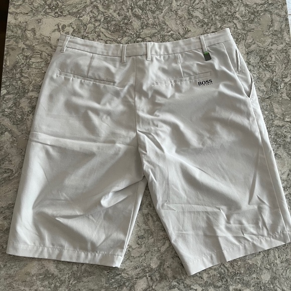Hugo Boss Green Label Golf Short. White. Size Regular Fit 34 R - Picture 2 of 4